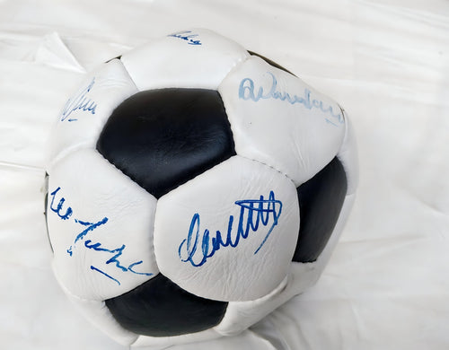 كرة موقعة من أبطال كأس الكؤوس الأوروبية 1972، رينجرز، احتفالاً بالمجد الأوروبي 1972