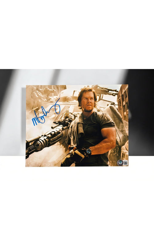 صورة موقعة لمارك والبرغ مقاس 8x10 من فيلم Transformers The Last Knight من بيكيت